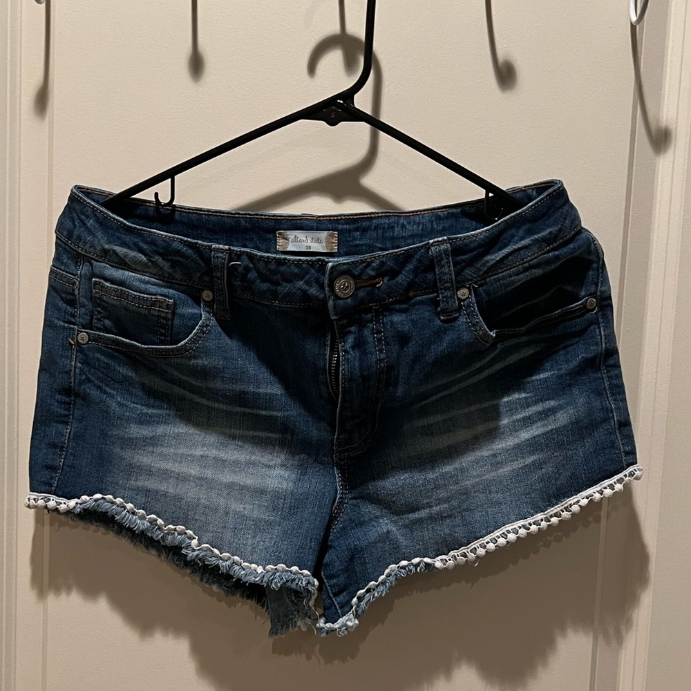 Women’s Altrd State jean shorts with white trim, size 28